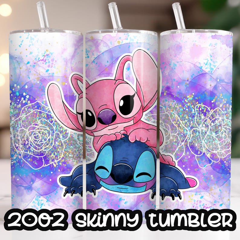 Op de afbeelding: Een witte slanke tumbler met een roze en blauwe Stitch en Angel ontwerp. De achtergrond is een aquarel-achtig ontwerp met paarse en blauwe tinten en glitter accenten.