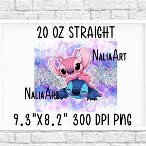 Op de afbeelding: Een digitale illustratie van Stitch en Angel uit de Disney-film Lilo & Stitch. De personages staan op een paarse en roze achtergrond met glitter en bloemen. De afbeelding is 9,3 inch bij 8,2 inch en 300 DPI.