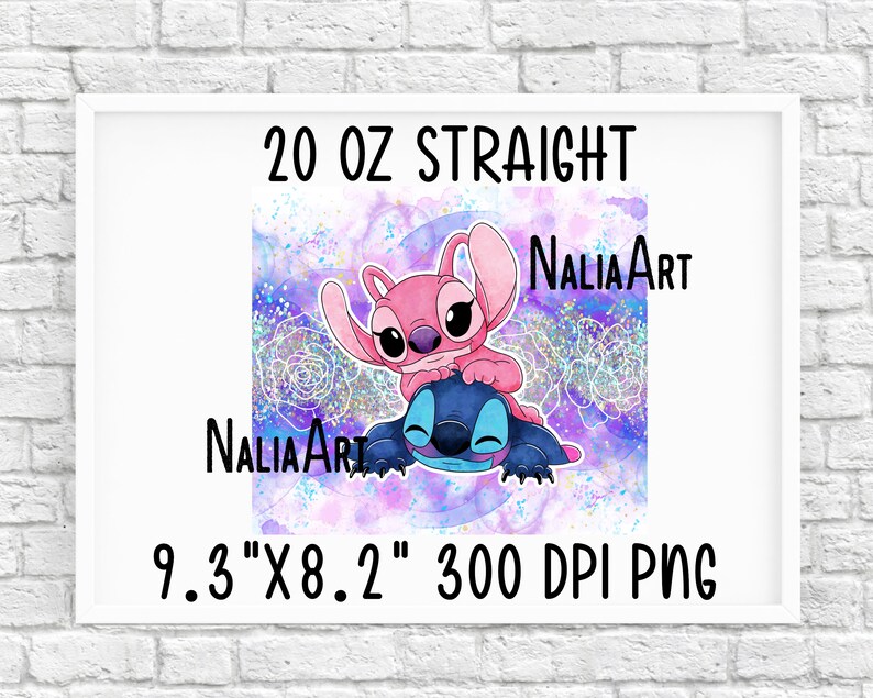 Op de afbeelding: Een digitale illustratie van Stitch en Angel uit de Disney-film Lilo & Stitch. De personages staan op een paarse en roze achtergrond met glitter en bloemen. De afbeelding is 9,3 inch bij 8,2 inch en 300 DPI.