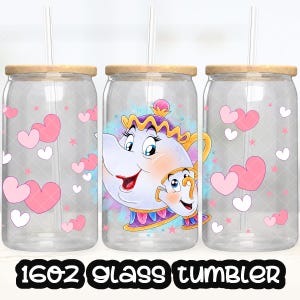 Puede incluir: Un juego de tres vasos de vidrio de 473 ml con tapa de madera y una pajita. Los vasos presentan una ilustración colorida de la Sra. Tetera y Chip de La Bella y la Bestia de Disney. El fondo es azul claro con corazones rosas y estrellas blancas.