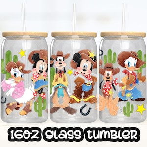 Puede incluir: Tres vasos de vidrio de 16 oz con tapa de madera y pajita. Cada vaso presenta un personaje de dibujos animados diferente de la franquicia Mickey Mouse de Disney. Los personajes son Mickey Mouse, Donald Duck y Goofy. Los personajes están vestidos con atuendos de vaquero y están rodeados de cactus y estrellas.