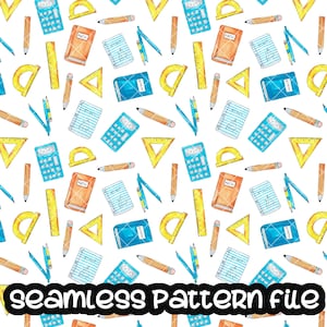 Pode incluir: Um padrão sem emendas com ilustrações de aquarela de materiais escolares, incluindo uma calculadora, um transferidor, um lápis, uma régua e um caderno. O padrão está sobre um fundo branco.