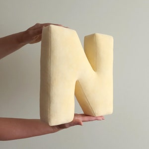 Almofada de letra N para festa de chá de bebê • Letras de berçário • Almofada de nome • Almofada personalizada • Decoração personalizada de quarto de bebê • Presente de batizado