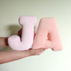 Almohadas con letras de terciopelo para la decoración de la sala de juegos • Juguete educativo • Actividad para niños en edad preescolar • Decoraciones para baby shower • Almohada con el alfabeto