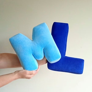 Educación activa preescolar - Almohada con letras del alfabeto - Letrero con nombre para bebé - Regalo de cumpleaños para niño - Decoración de guardería azul - Decoración de sala de juegos