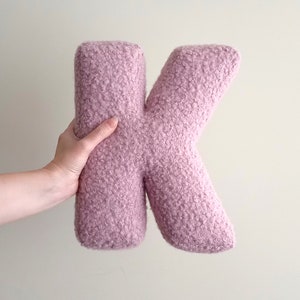 Almofada de letra roxa Boucle K para festa de chá de bebê • Letras de parede almofadadas • Personalize com nomes Presente de inauguração • Almofada de alfabeto