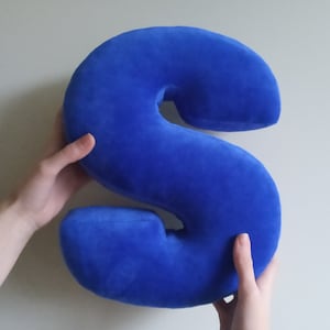 Almohadas con letras de terciopelo azul para decorar la sala de juegos • Aprendizaje a través del juego • Actividades para niños • Recursos de aprendizaje • Almohada con letras del alfabeto tierna