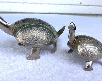Vintage Pair Of Unique Rare Ecuador Joaquin Taller Tinta Style Turtles Gem Eyes