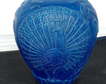 Jarrón de suelo antiguo vintage de porcelana azul grande con forma de pavo real