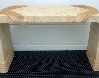 Consola estilo Maitland Smith vintage con forma de cascada de caña y lápiz de piedra teselada
