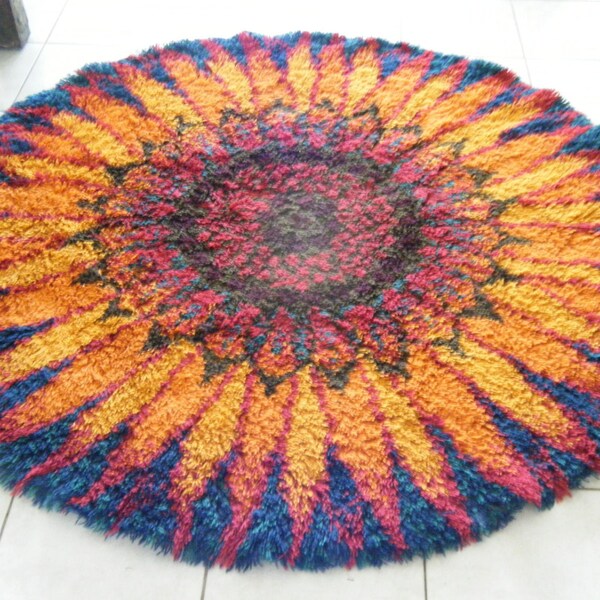 VINTAGE 72" Round shag rug 72 inch sunburst