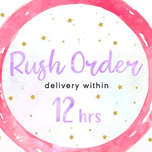 Puede incluir: Un diseño de acuarela con un círculo rosa y estrellas doradas. El texto "Rush Order" está en escritura morada, con "delivery within 12 hrs" debajo. El fondo es blanco.