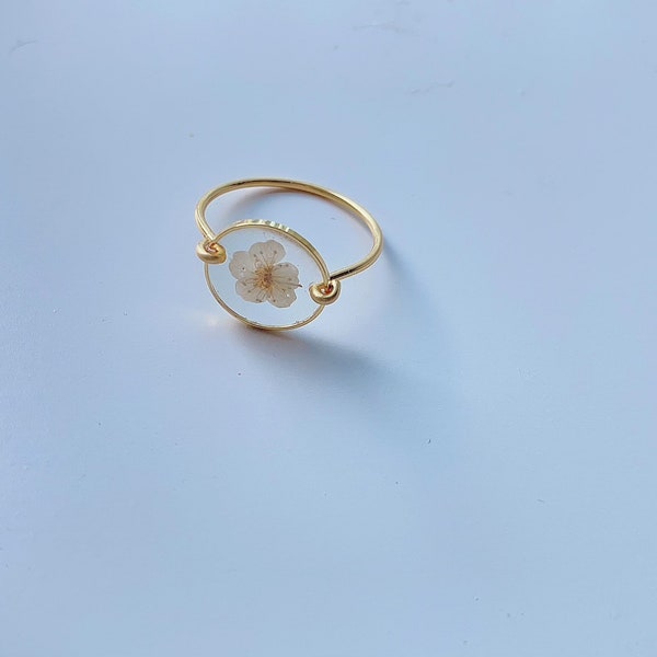 Anello in vera resina di avorio pressato con fiore: gioielli botanici