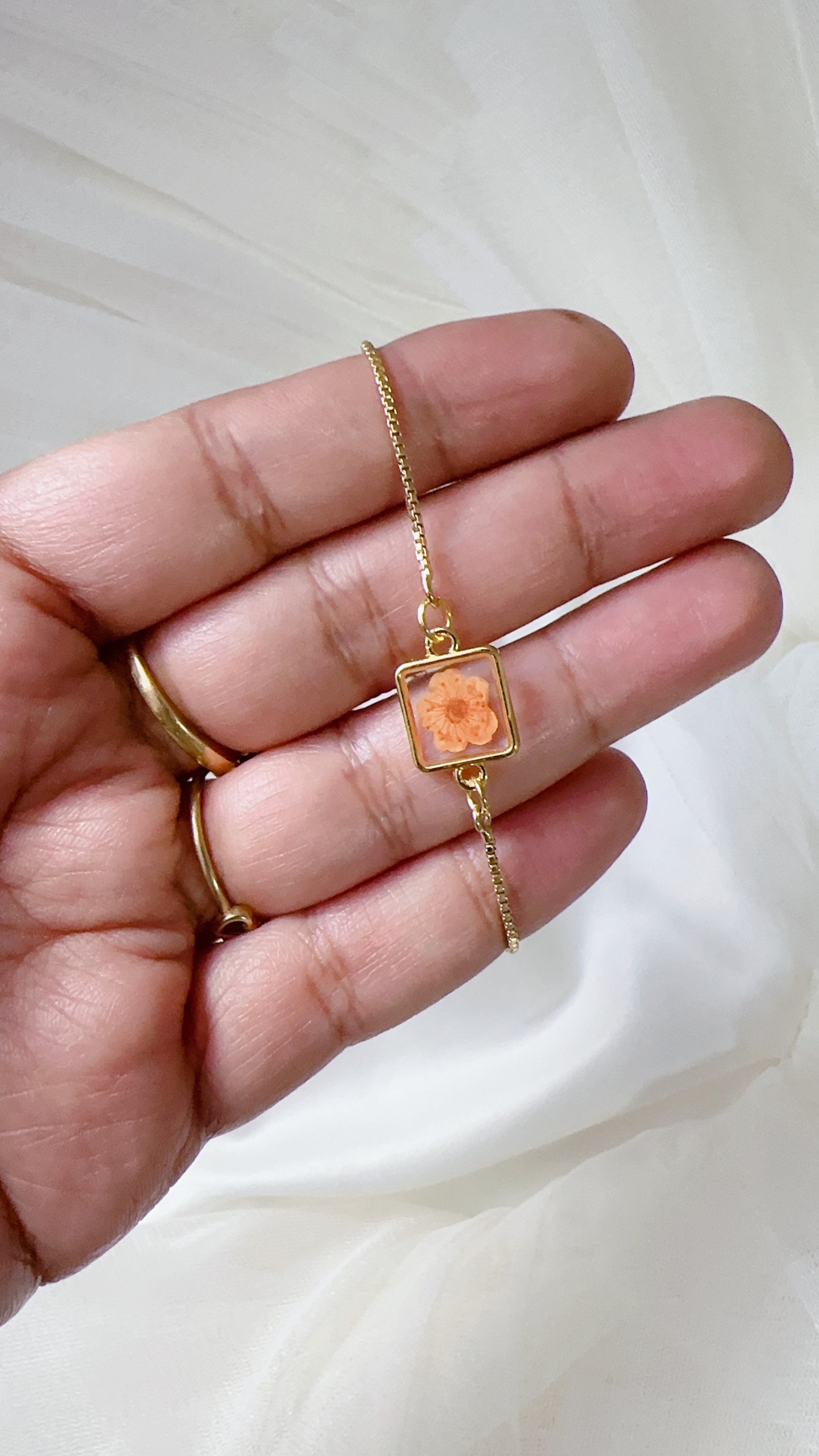 Pressed flower bracelet, Resin bracelet, gold bracelet, Small size, Bridesmaid bracelet, Friendship bracelet, gift for her