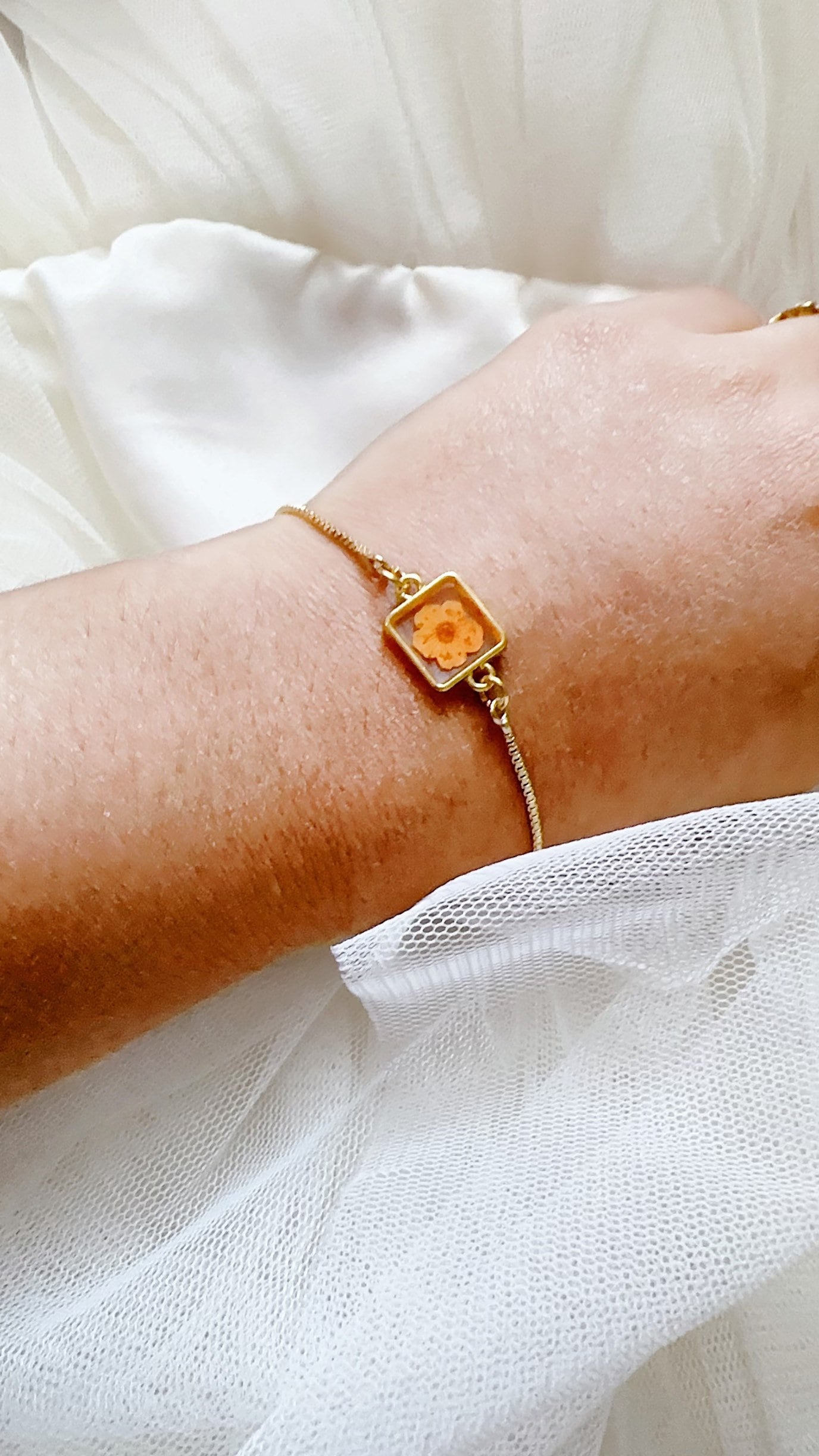 Pressed flower bracelet, Resin bracelet, gold bracelet, Small size, Bridesmaid bracelet, Friendship bracelet, gift for her