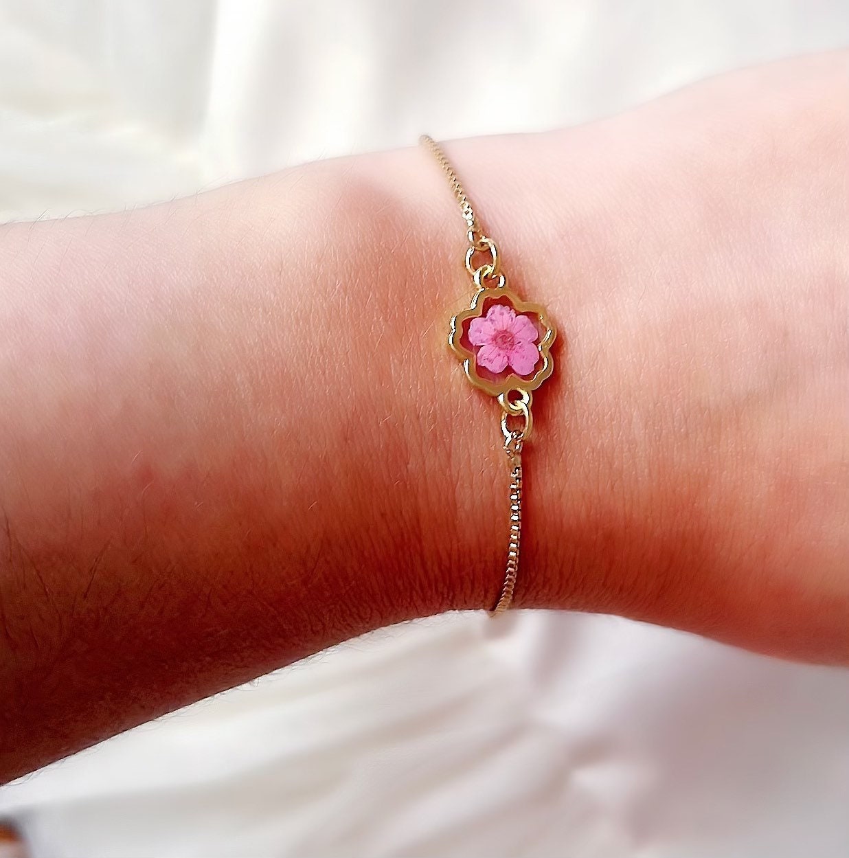 Pressed flower bracelet, Resin bracelet, gold bracelet, Small size, Bridesmaid bracelet, Friendship bracelet, gift for her