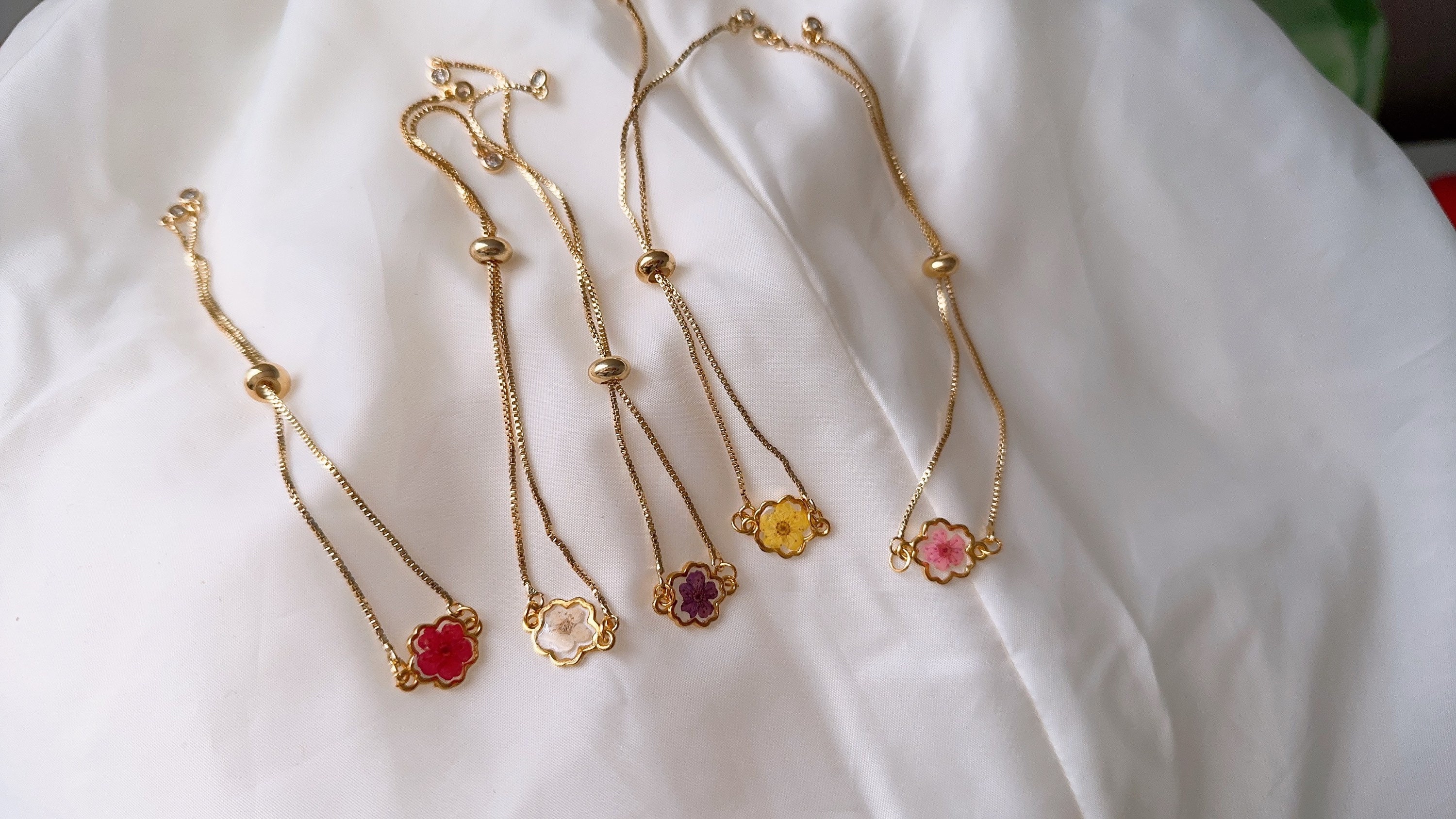 Pressed flower bracelet, Resin bracelet, gold bracelet, Small size, Bridesmaid bracelet, Friendship bracelet, gift for her