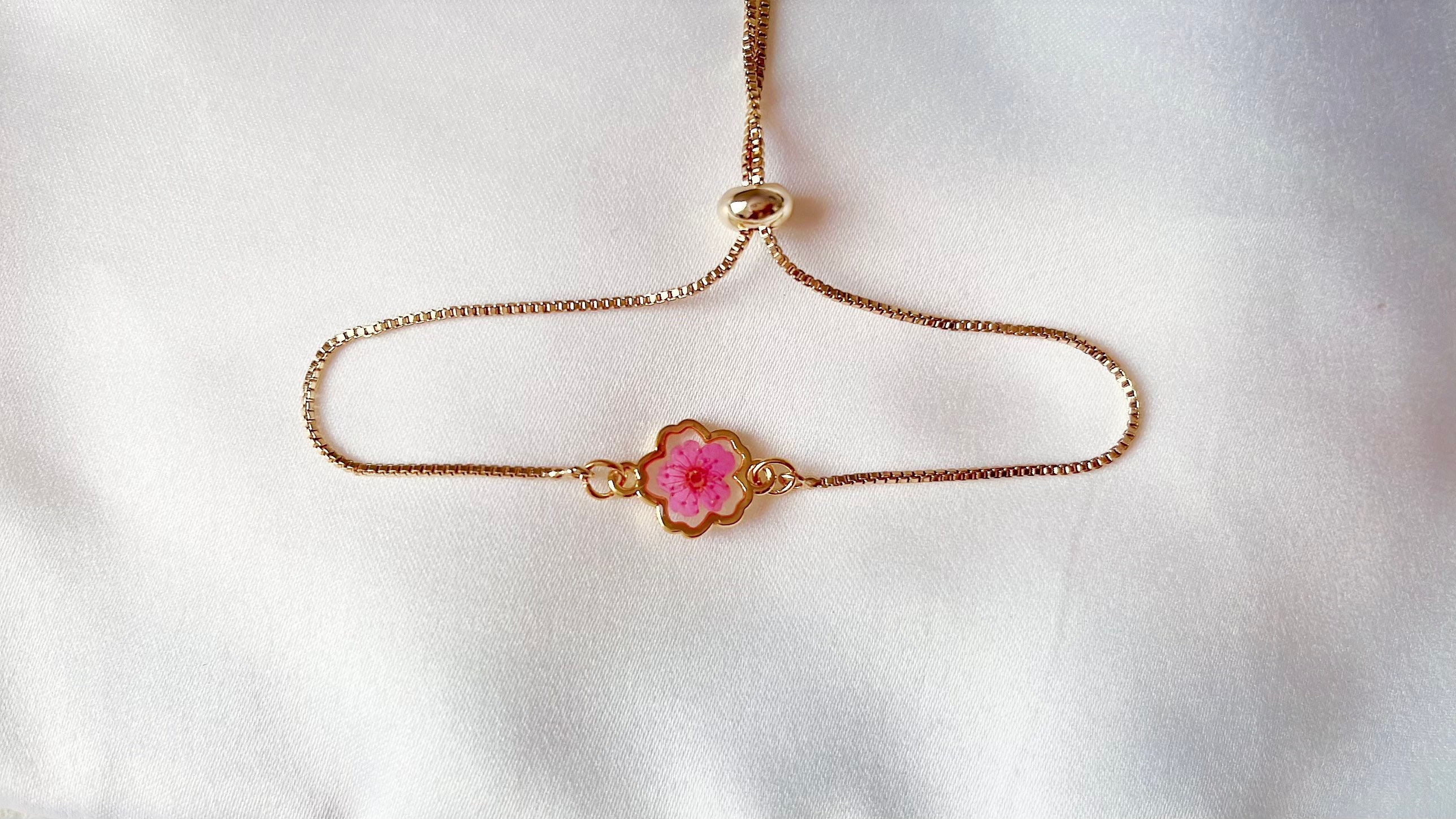 Pressed flower bracelet, Resin bracelet, gold bracelet, Small size, Bridesmaid bracelet, Friendship bracelet, gift for her