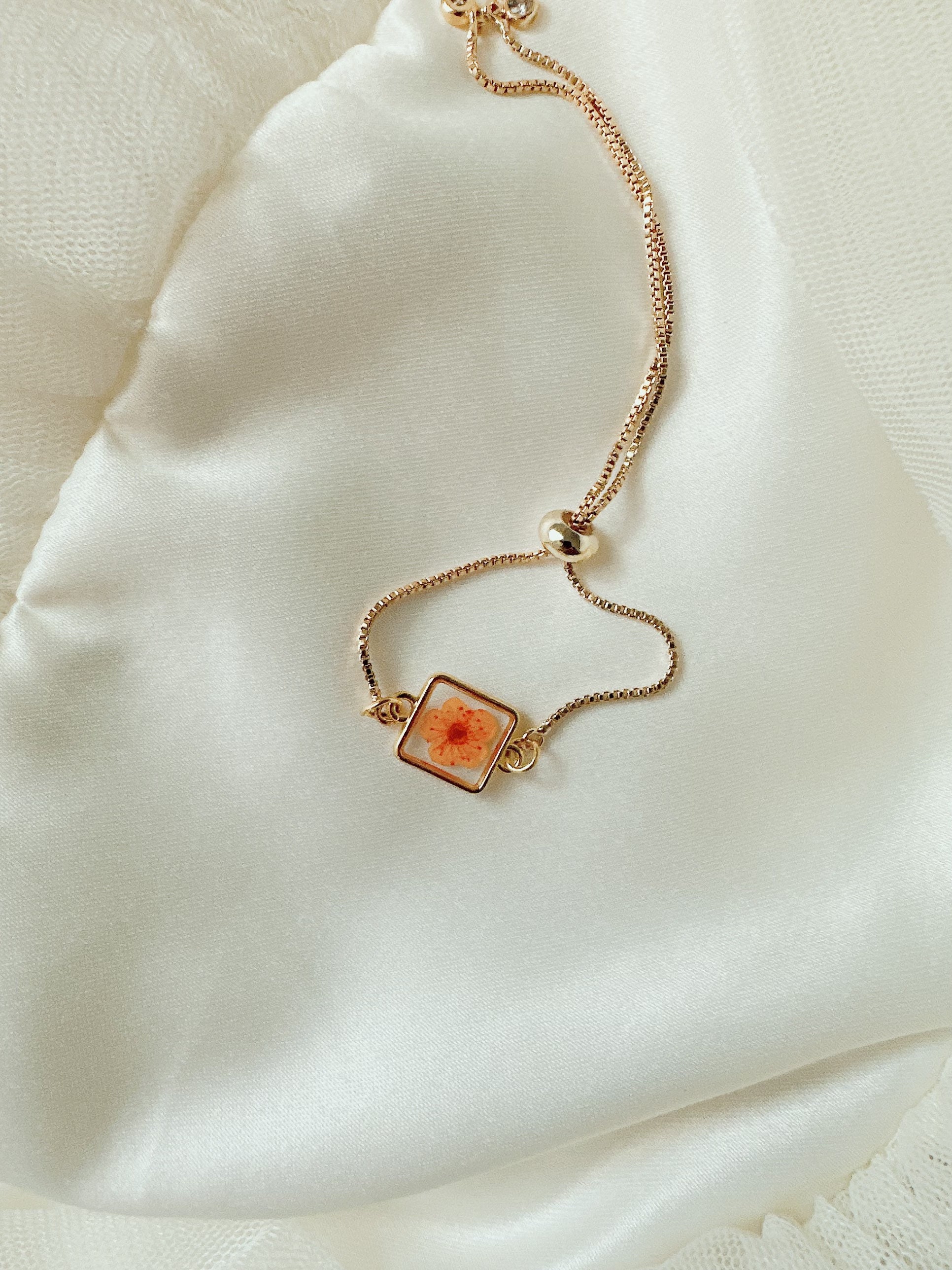 Pressed flower bracelet, Resin bracelet, gold bracelet, Small size, Bridesmaid bracelet, Friendship bracelet, gift for her