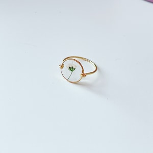 Baby&#39;s Breath Resin Ring: Pressed Flower, Non Tarnish Wire