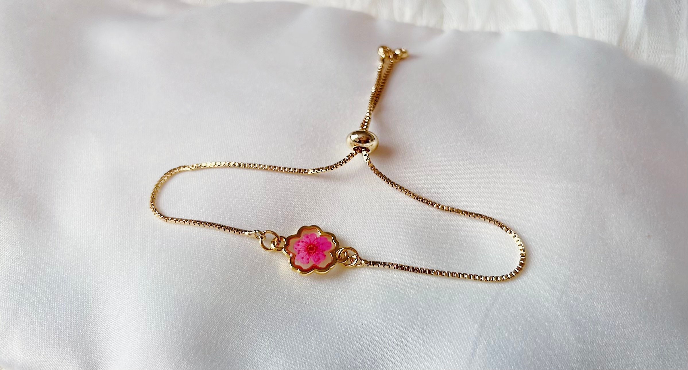 Pressed flower bracelet, Resin bracelet, gold bracelet, Small size, Bridesmaid bracelet, Friendship bracelet, gift for her