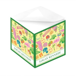 Könnte beinhalten: Ein gelber Notizblock mit grünem Rand und einem sich wiederholenden Muster aus Florida-Motiven, darunter Palmen, Flamingos, Muscheln und das Wort "Florida". Der Notizblock trägt den Namen "Logan Kennedy" auf zwei Seiten.