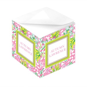 Könnte beinhalten: Rosa-grüner Notizblock mit floralem Muster, weißer Oberseite und goldener Umrandung des Textes "Autumn Lawrence".