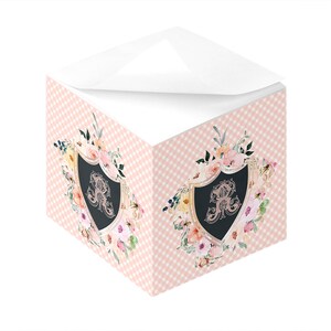 Könnte beinhalten: Ein rosa-weißes Gingham-Notizblock mit einem Blumendesign und einem schwarzen Schild mit einem goldenen Initial "R" in der Mitte. Der Notizblock ist perfekt zum Notieren, Schreiben von Listen oder Hinterlassen von Nachrichten.