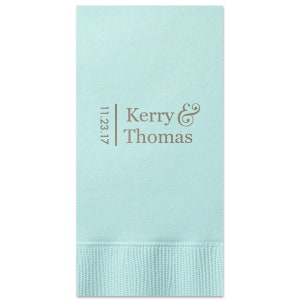 Pode incluir: Guardanapos de papel azul claro com o texto "Kerry & Thomas" e a data "11.23.17" impressos em cinza.