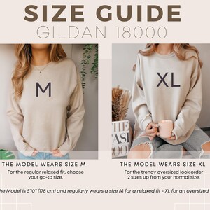 K&ouml;nnte beinhalten: Eine Gr&ouml;&szlig;entabelle f&uuml;r das Gildan 18000 Sweatshirt mit zwei Fotos. Eines zeigt eine Person in einem Sweatshirt der Gr&ouml;&szlig;e M, das andere in Gr&ouml;&szlig;e XL. Der Text enth&auml;lt 'SIZE GUIDE', 'GILDAN 18000', 'M', 'XL', 'THE MODEL WEARS SIZE M' und 'THE MODEL WEARS SIZE XL'.