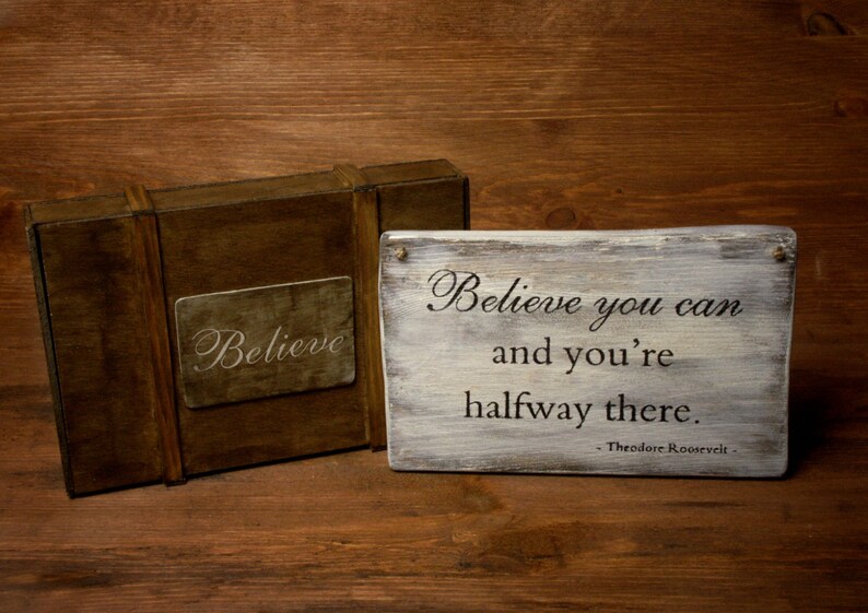 Decoratieve houten plaquette met het citaat Geloof dat je