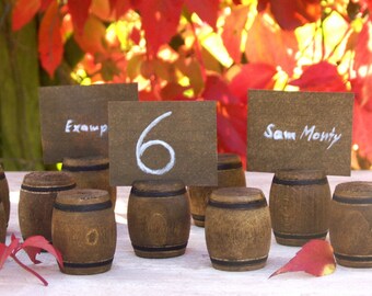 Miniatur-Holzfass-Platzkartenhalter