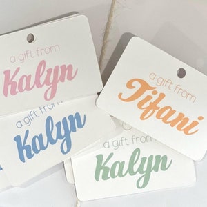 Personalisierte Geschenkanhänger für Familien | Name des Kindes Geschenkanhänger | Benutzerdefinierte Geschenkaufkleber für Kinder und Familie | Bold Script Bunte Geschenkverpackung