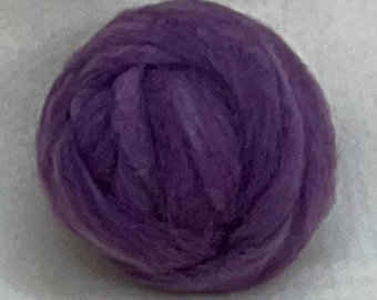Pode incluir: Uma bola de lã roxa.