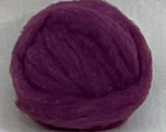 Pode incluir: Uma bola de fio de cor roxo escuro.