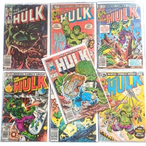 Puede incluir: Una colección de cómics vintage de "The Incredible Hulk". Las portadas presentan ilustraciones vibrantes de Hulk en acción, con texto en negrita y el logotipo de Marvel Comics Group. Los cómics están en fundas protectoras.
