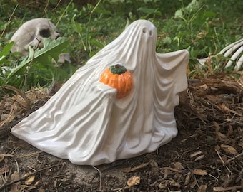 Fantasma de cerâmica com abóbora planando