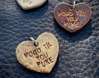 Colar/Brinco com Pingente de Coração "Pogo Til You Puke"