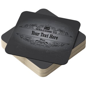 Posavasos de cartón personalizados en paquetes de 24, 48 y 96 unidades. Ideales para bares, pubs, casas, cuevas de hombres, regalos de cumpleaños y decoración para él.