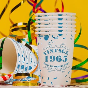 Bicchieri di carta vintage per feste di compleanno del 60° compleanno, confezione da 12 bicchieri monouso per lui o lei, decorazioni da tavola per feste di buon compleanno del 1965