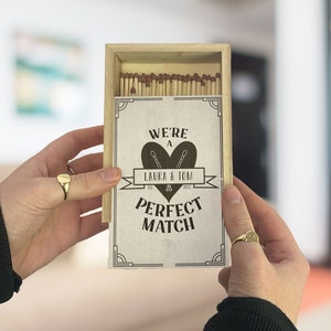 Valentijnscadeau voor hem Gepersonaliseerde stellen grote houten luciferdoosje De perfecte match, 5e huwelijksverjaardag, hout cadeau - bruiloft