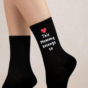 Regalo para el primer día de la madre, calcetines personalizados "Esta mamá pertenece a (nombre de los niños)" Ideas de recuerdo reflexivas Regalo de cumpleaños para la futura mamá