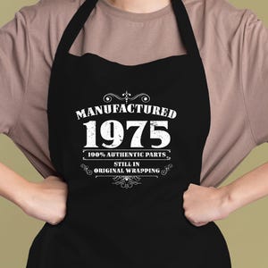 Bang Tidy Clothing Cadeaux 50e anniversaire pour femmes, cadeaux pour femmes, tablier amusant 100 % coton 2 poches - fabriqué en 1975