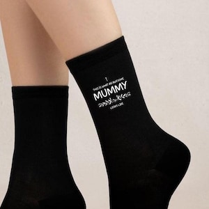 Ideas para regalos del Día de la Madre, un recuerdo reflexivo de un hijo o una hija, calcetines con el lema "Así es como se ve una mamá increíble", regalo de cumpleaños para mamá