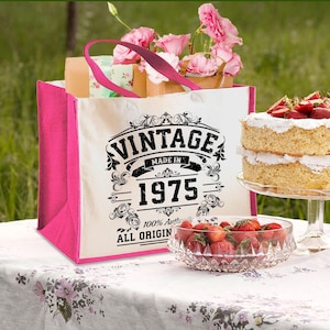 Regalo de 50 cumpleaños para mujeres: bolsa de yute para la abuela; idea de regalo de cesta de regalo de cumpleaños de 1975 para mamá; recuerdo de edad especial