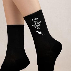 Verjaardagscadeau voor vrouwen, moeder Moederdagcadeau idee van zoon, dochter, grappige slogan 'If You Can Read This Bring Me Wine' nieuwigheid sokken