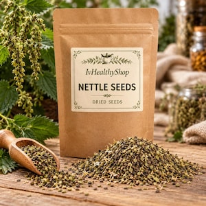 Può includere: Un sacchetto di carta marrone etichettato IvHealthyShop NETTLE SEEDS DRIED SEEDS con un cucchiaio di legno accanto a un mucchio di piccoli semi scuri e strutturati su una superficie di legno, con piante di ortica verdi sullo sfondo.