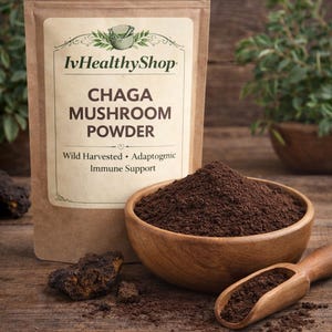 Puede incluir: Una bolsa de papel marrón etiquetada IvHealthyShop Chaga Mushroom Powder con el texto Wild Harvested, Adaptogenic, Immune Support. Un cuenco de madera lleno de polvo marrón oscuro junto a una cuchara de madera y un trozo de chaga.