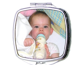 Espejo compacto personalizado con foto impresa a medida y lupa cuadrada.
