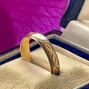 9ct gold band 3.90mm wide Size M 6 1/4 1.82gms fine milgrain edge Maker B&N 375 London leaf design